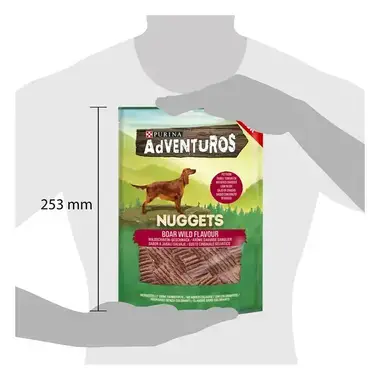 AdVENTuROS® Nuggets s kančí příchutí - porovnání obalu s velikostí postavy člověka