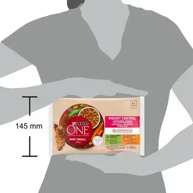 PURINA ONE® MINI Weight Control – krůta a kuře ve šťávě - porovnání velikosti obalu s postavou člověka