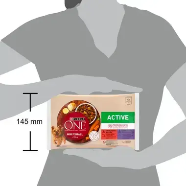 PURINA ONE® MINI Active – hovězí a kachna ve šťávě - porovnání velikosti balení s postavou člověka