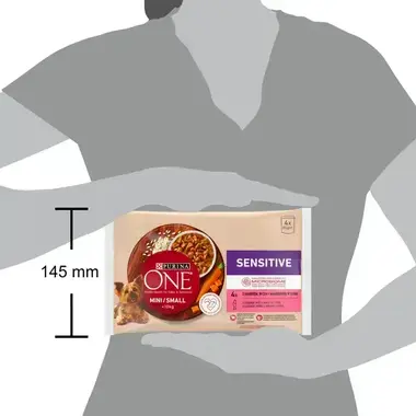 PURINA ONE® MINI Sensitive – losos ve šťávě - porovnání s velikostí postavy člověka