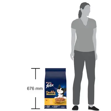 Velké balení krmiva Felix Doubly Delicious 10 kg vedle siluety stojící ženy, výška balení je 676 mm.