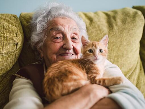 stará žena s kočkou