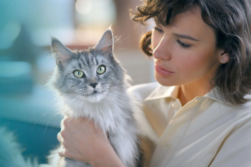 Dívka s kočkou v náručí Purina ONE